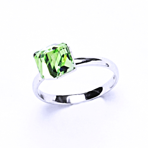 T 1230 stříbrný prsten s krystalem Swarovski ( Peridot 6x6 mm)