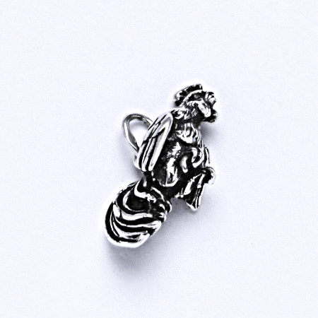 Stříbrný přívěsek s patinou, figurka kohouta, P 913