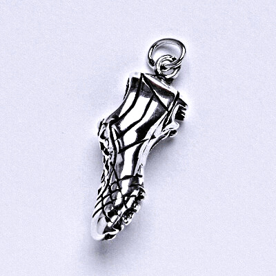 Stříbrný přívěšek kopačka - P 972 patina