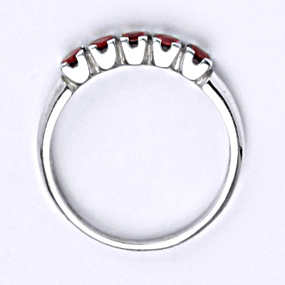 Stříbrný prsten se syntetickými rubíny, T 1392