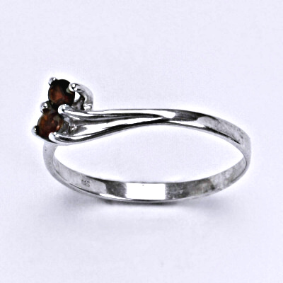 Stříbrný prsten se granátem, T 1393