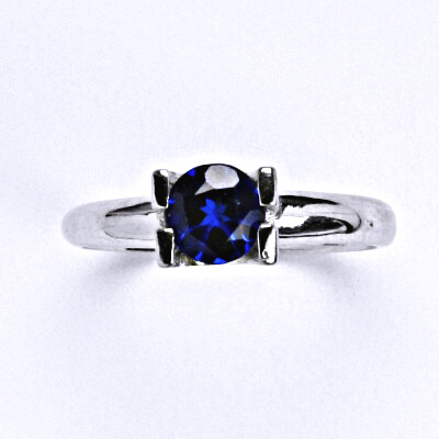Stříbrný prsten se syntetickým spinelem, T 1273