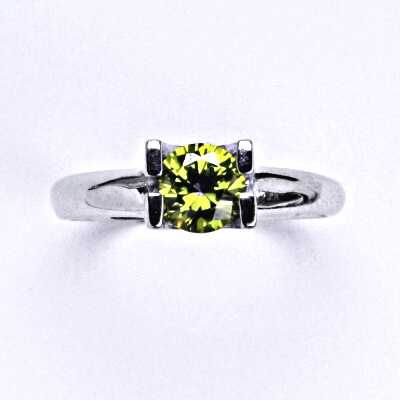 Stříbrný prsten se syntetickým olivínem, T 1273