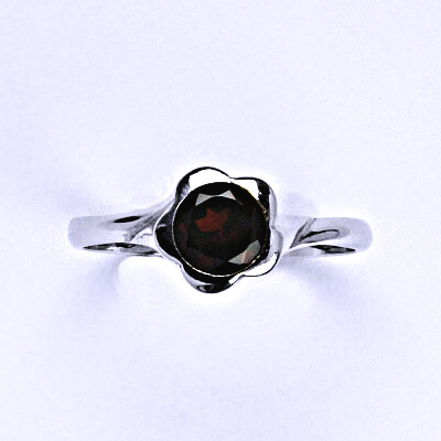 Stříbrný prsten se syntetickým granátem T 1271 