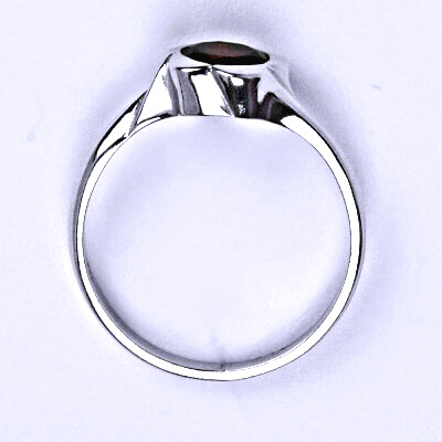 Stříbrný prsten se syntetickým granátem T 1271 