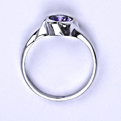 Stříbrný prsten se syntetickým zirkonem ametyst T 1271