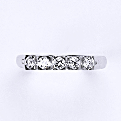 Stříbrný prsten s čirými zirkony, T 1392