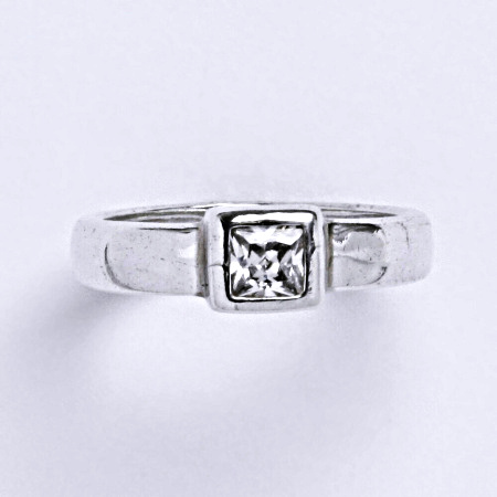 Stříbrný prsten s čirým zirkonem T 1091