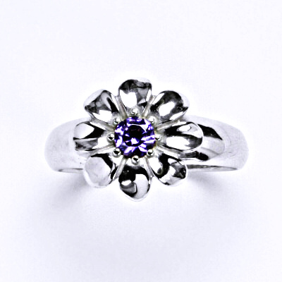 Stříbrný prsten se syntetickým ametystem,kytička, T 1389 A