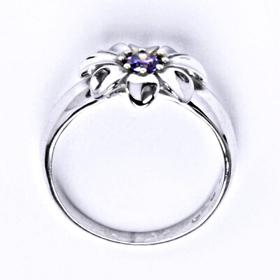 Stříbrný prsten se syntetickým ametystem,kytička, T 1389 A