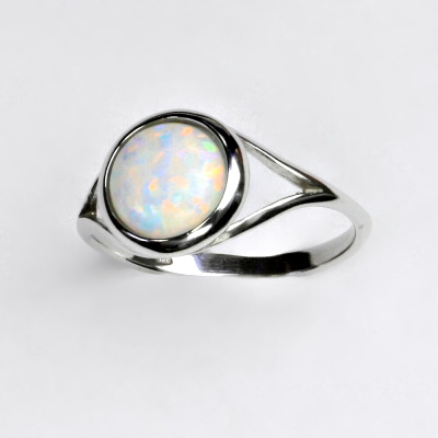 Zlatý prsten, bílé i žluté zlato, syntetický bílý opál - T 1503