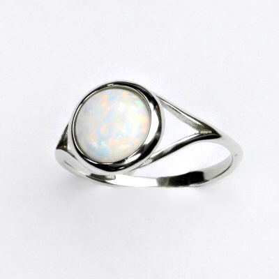 Zlatý prsten, bílé i žluté zlato, syntetický bílý opál - T 1503