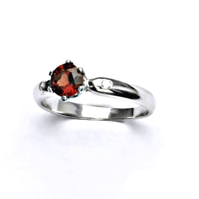 Zlatý prsten s čirými zirkony a přírodním granátem, bílé zlato, VLZDR048 