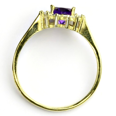 Zlatý prsten Kate, žluté i bílé zlato, přírodní tmavý ametyst a čiré zirkony - T 1507