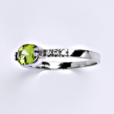 Zlatý prsten,přírodní olivín, bílé zlato 14 ct, váha 2,20 g VR 237