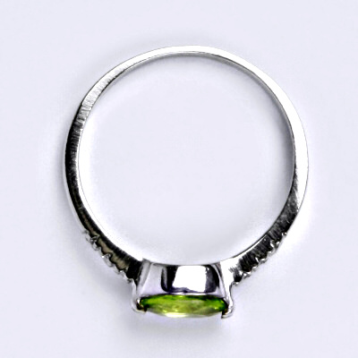 Zlatý prsten,přírodní olivín, bílé zlato 14 ct, váha 2,20 g VR 237