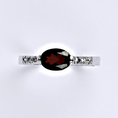 Zlatý prsten,přírodní granát, bílé i žluté zlato 14 ct, 2,20 g VR 237