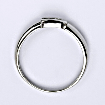 Zlatý prsten s briliantem (diamantem), bílé zlato 14 kt, VR 283