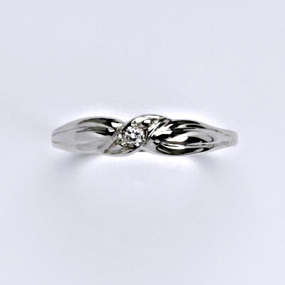 Zlatý prsten s briliantem (diamantem), bílé zlato 14 kt, T 1481