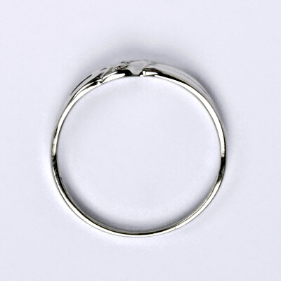 Zlatý prsten s briliantem (diamantem), bílé zlato 14 kt, T 1481