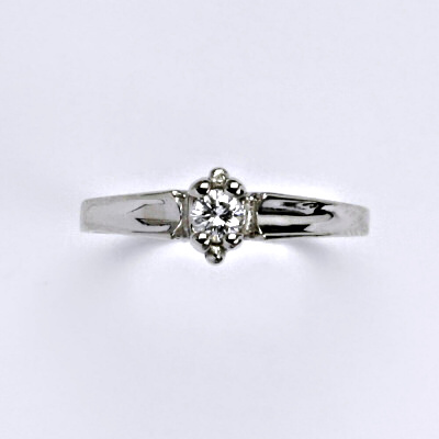 Zlatý prsten s briliantem, bílé zlato 14 kt, VR 352